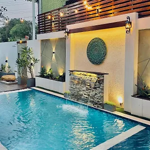 8 Luxury *** Негомбо